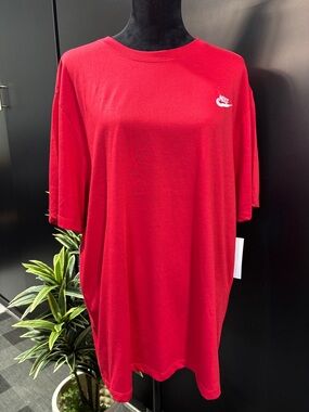The Nike Tee Standard Fit,crew neck,100% jersey cotton, embroidered logo